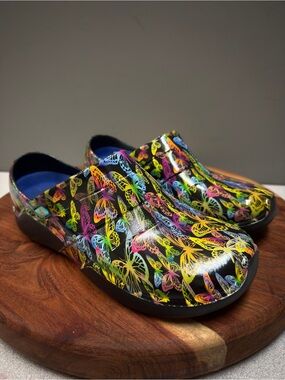 Anywear Butterfly Print Nursing Clogs | Slip Resistant Work Shoes Size 7